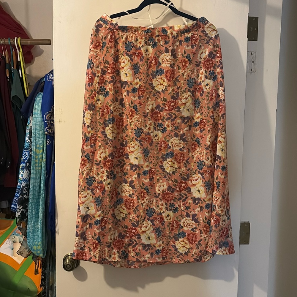 Unbranded vintage skirt size 16. No stretch 100% polyester lightweight